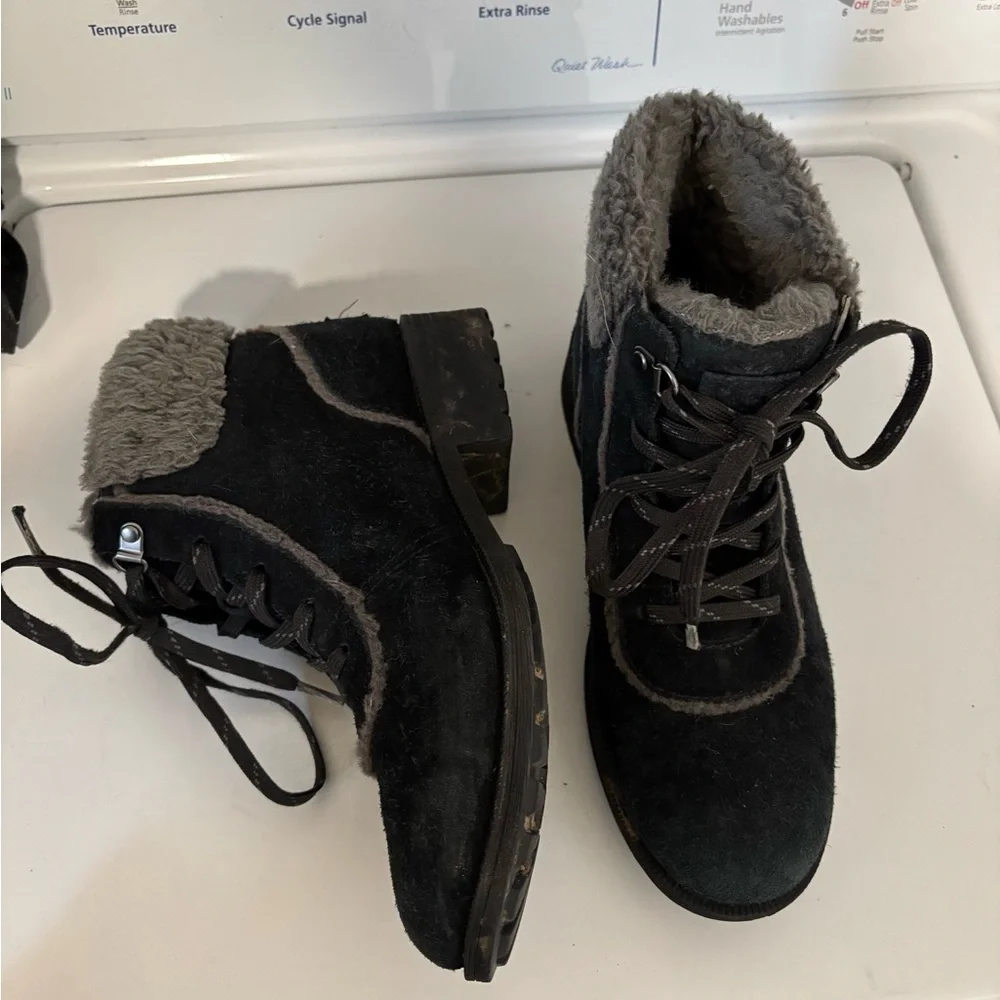 UGG Bodie Booties Black Gray Shearling Fur Lace Up Boots Suede Size 8.5